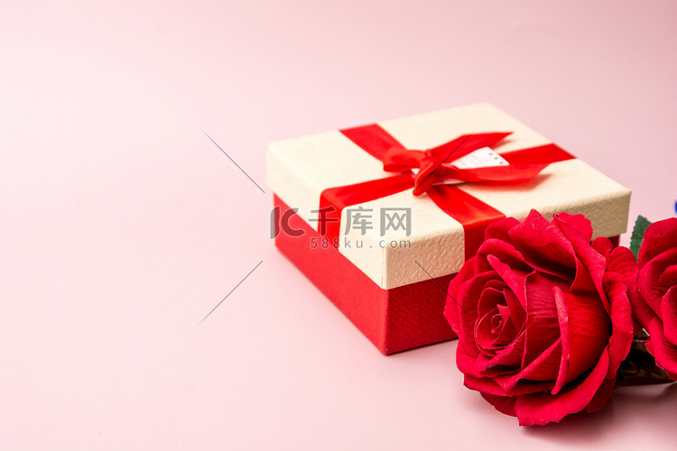 节日白天玫瑰花和礼盒粉色背景摆