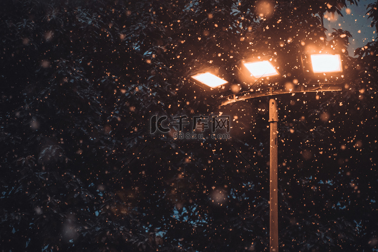 冬天夜晚路灯街道下雪摄影图配图