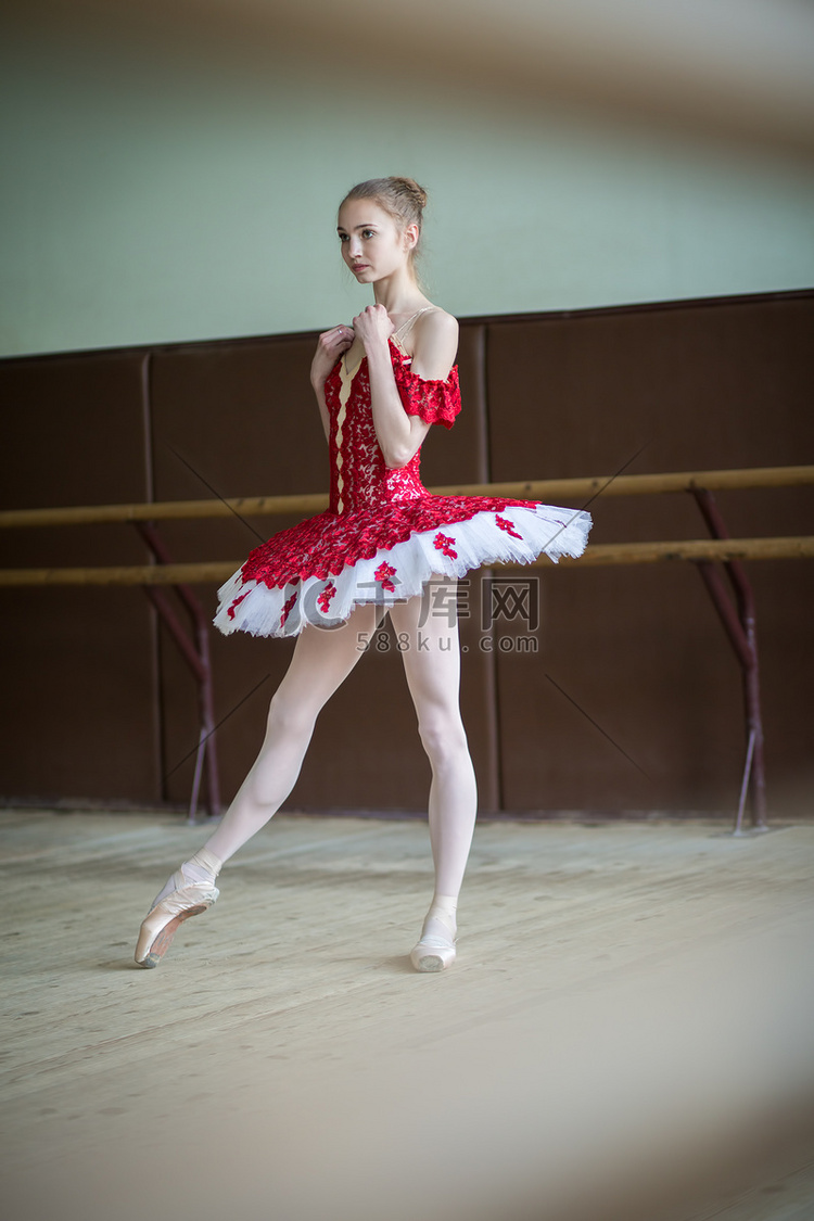 年轻的芭蕾舞演员在舞蹈班