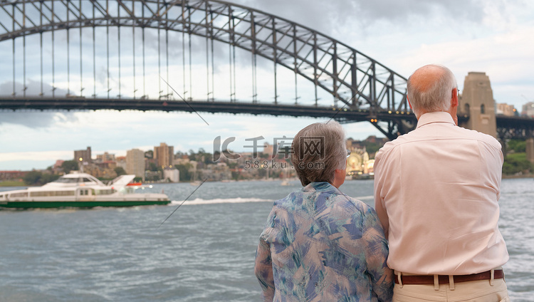 老夫妇在多云的午后欣赏悉尼海港