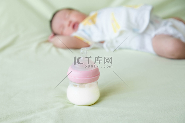 婴儿哺乳新生三胎母婴摄影图配图