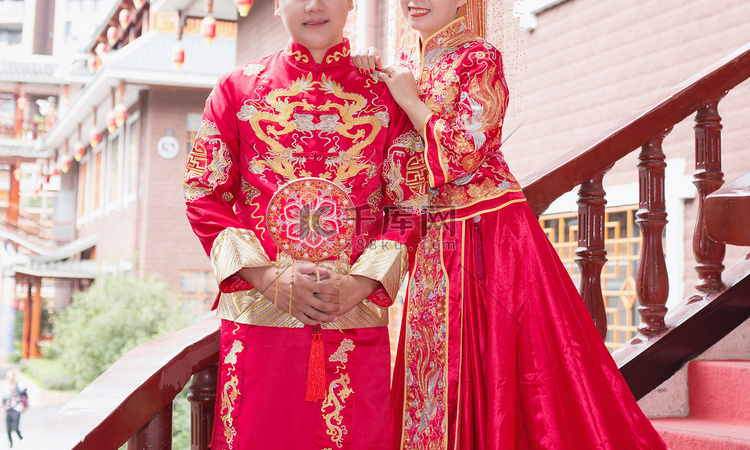 结婚成亲新郎中式结婚照摄影图配