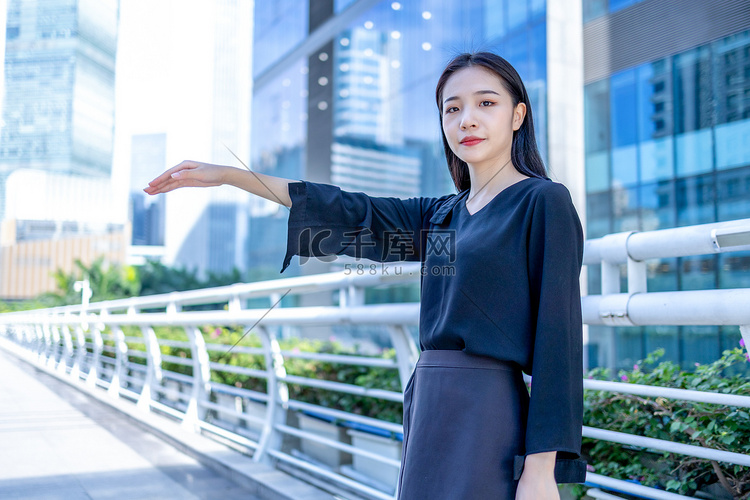 商务人像白天职场女性写字楼招手