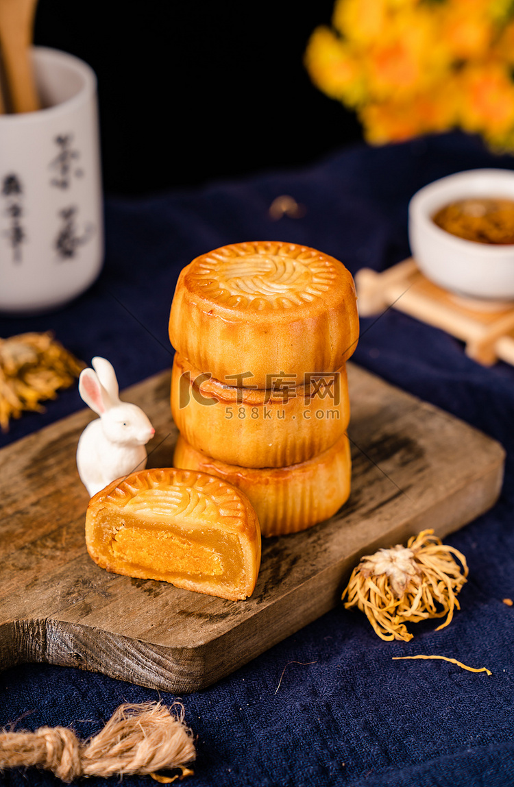 传统中秋佳节月饼美食摄影图配图