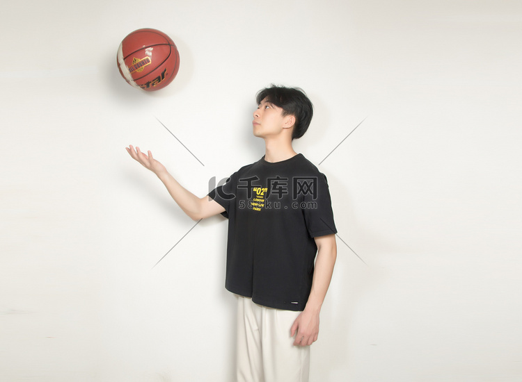 男性帅哥活力打篮球男生摄影图配