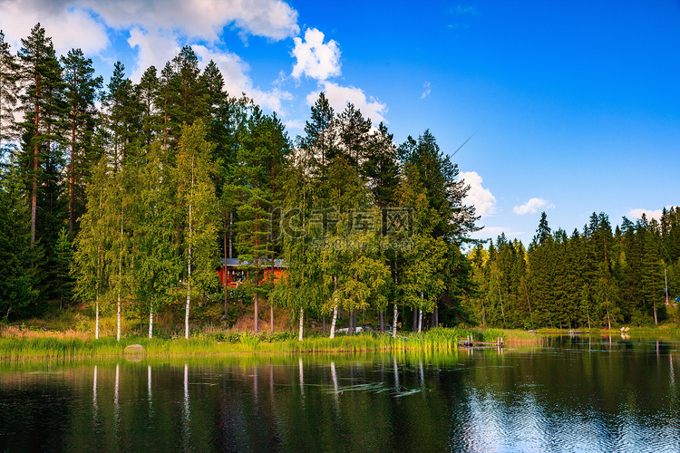 木制小木屋在芬兰湖上