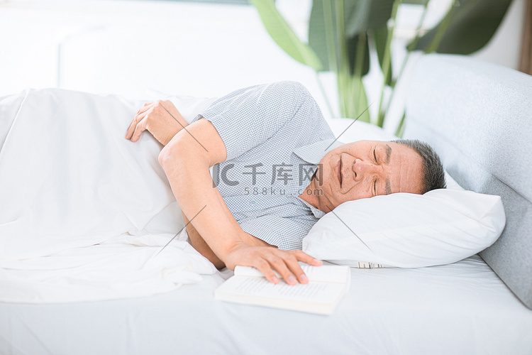 睡眠白天老人室内睡觉摄影图配图