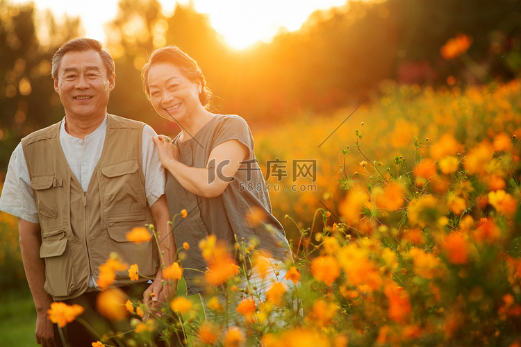 花丛中幸福的老年夫妇