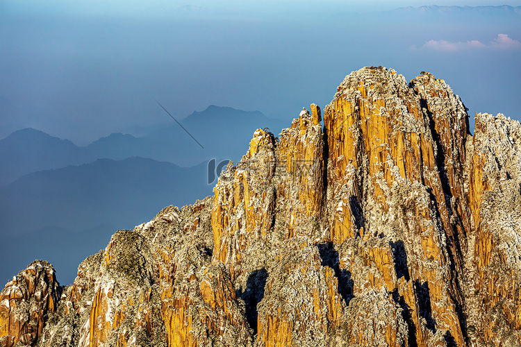 冬季游玩下午雪山山区飘动摄影图