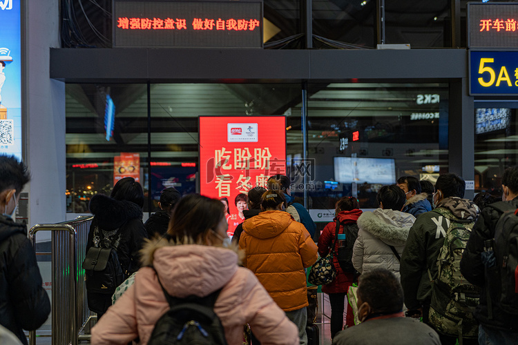 实拍春运旅客检票口候车摄影图配