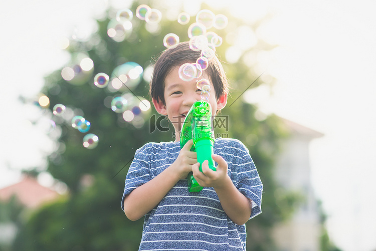 亚洲儿童射击泡泡从泡泡枪 