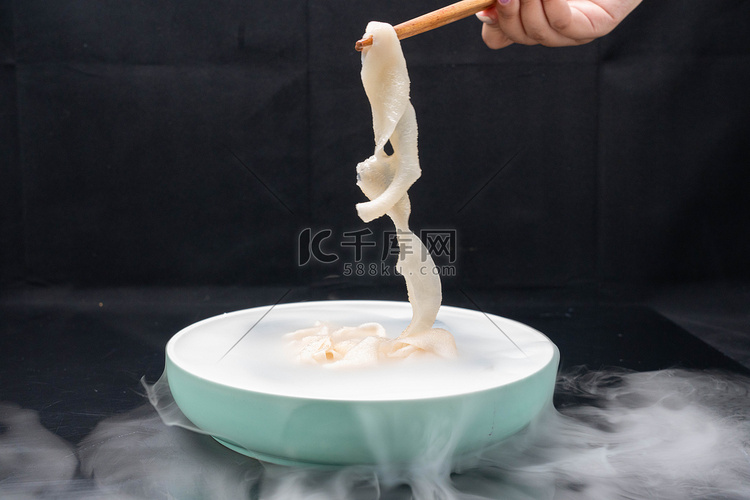 食品白天鸭肠室内筷子摄影图配图
