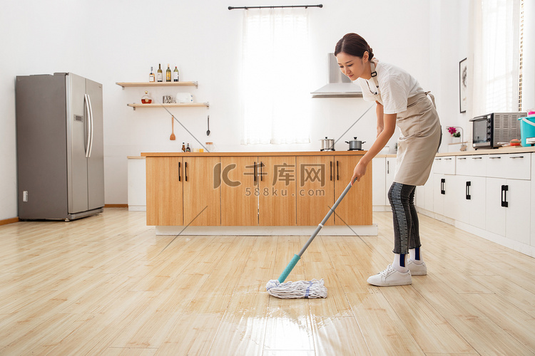 青年女人擦地板