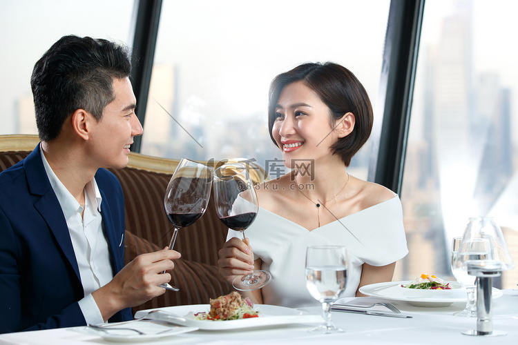 青年夫妇在餐厅用餐