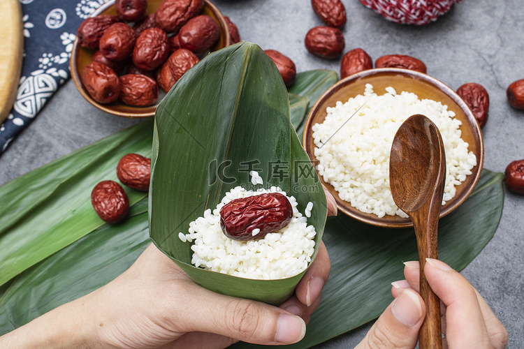 端午佳节食物白天包粽子厨房美食