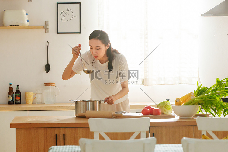 青年女人在厨房里做饭