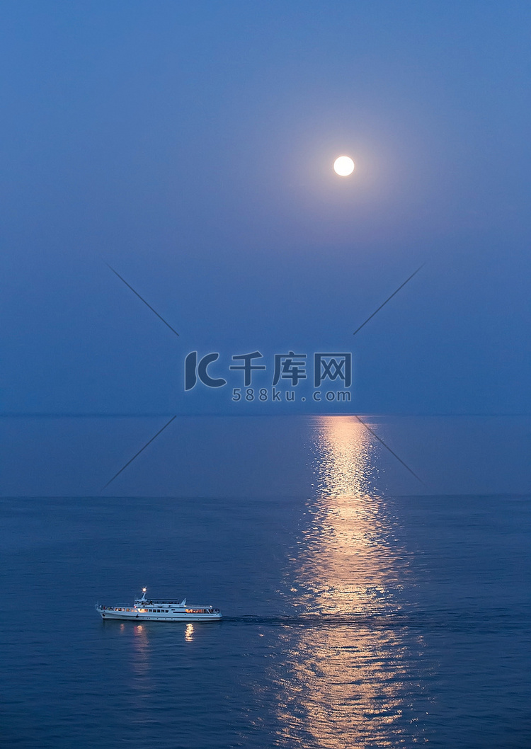 船舶在黑海在月明之夜中秋