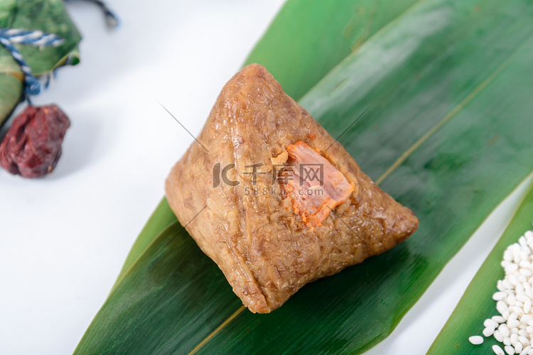 美食白天肉粽绿色粽叶放置摄影图