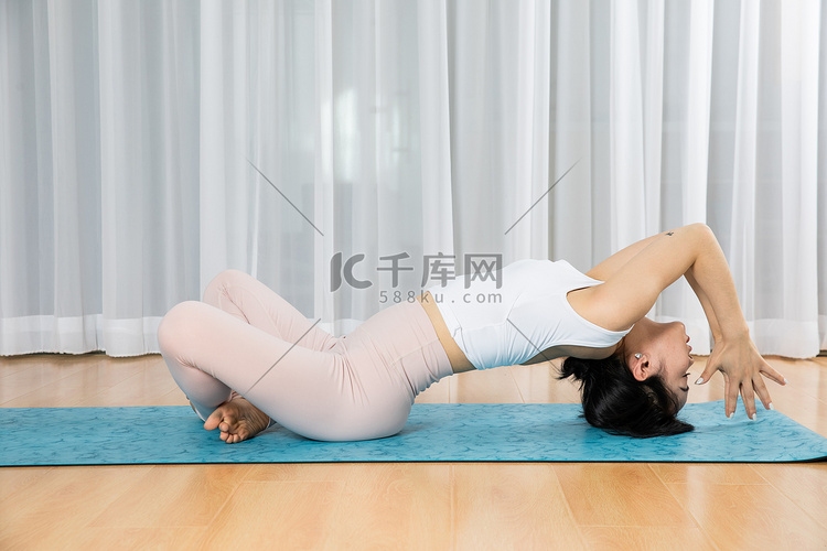 健身减脂白天瑜伽美女室内瑜伽动