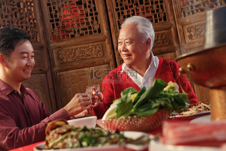 幸福父子吃年夜饭喝酒