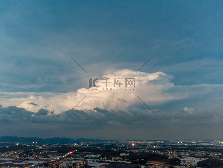 城市傍晚航拍空中云层背景摄影图