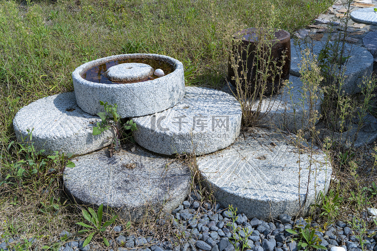 旧物白天石磨室外旅游摄影图配图