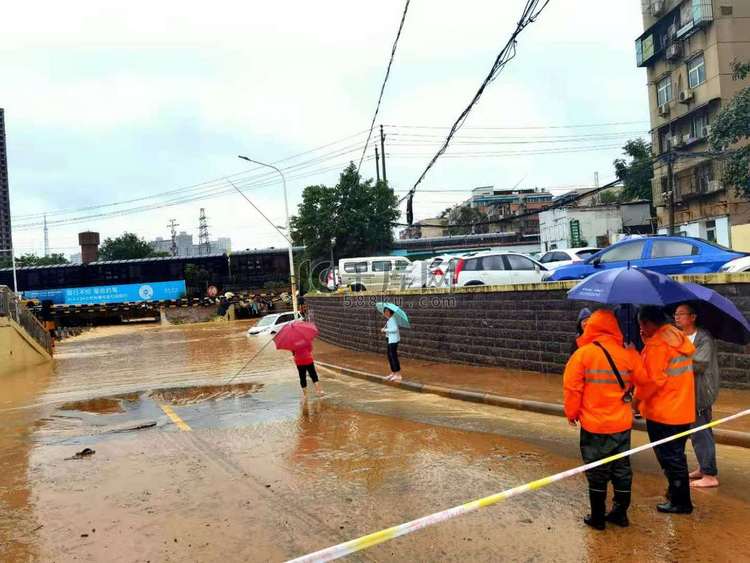 暴雨后损害的城市道路救援人员现