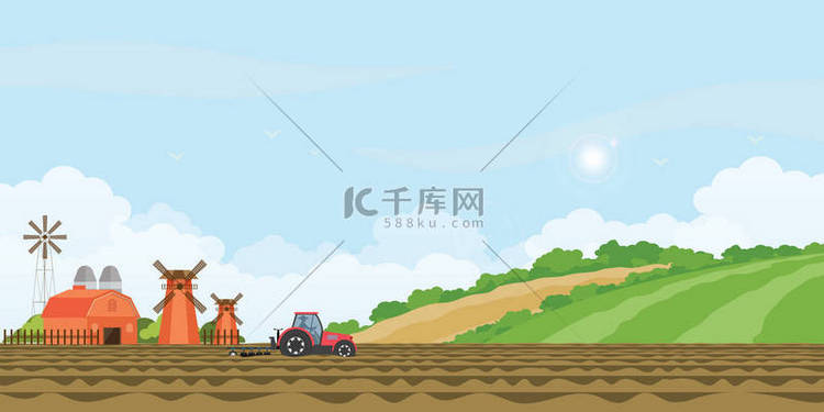 农民在耕地和农舍里驾驶拖拉机.