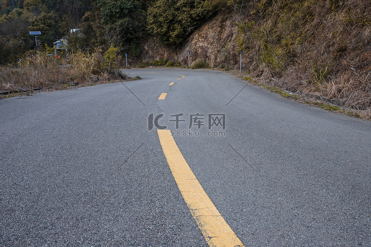 山上弯延的公路下午公路道路无摄