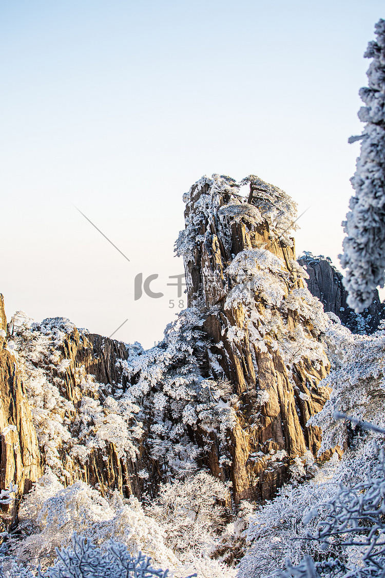 冬季山峰岩石和白雪摄影图