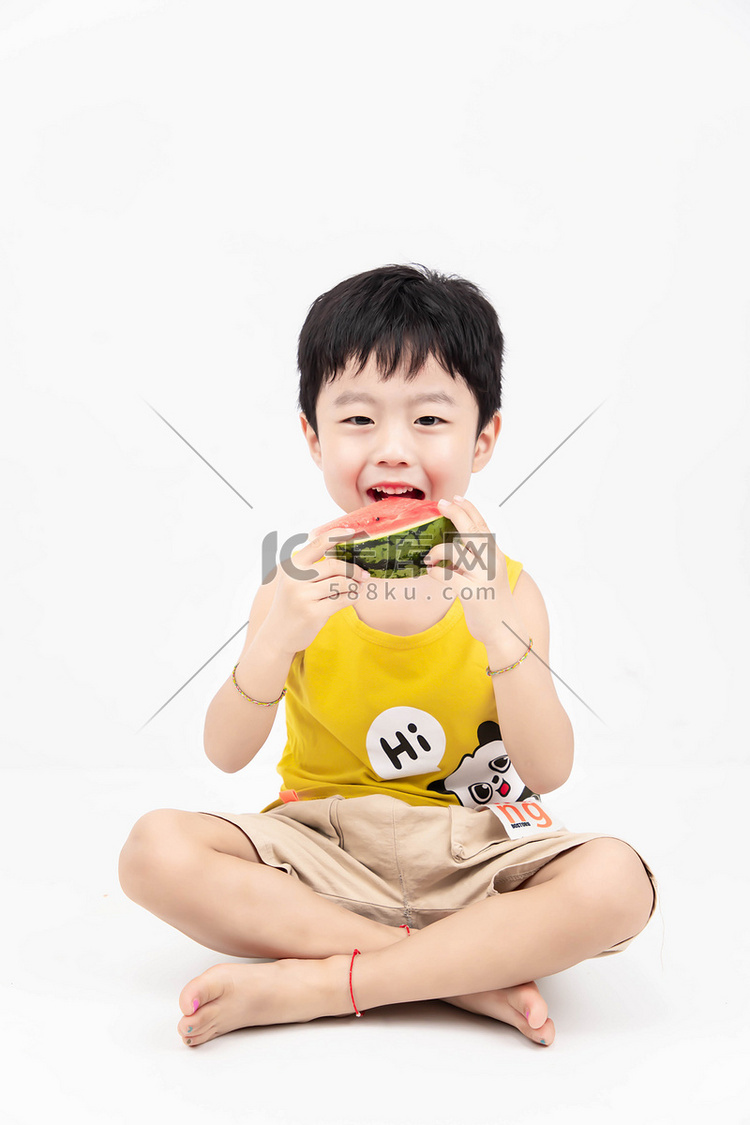 大暑节气白天男孩室内吃瓜摄影图