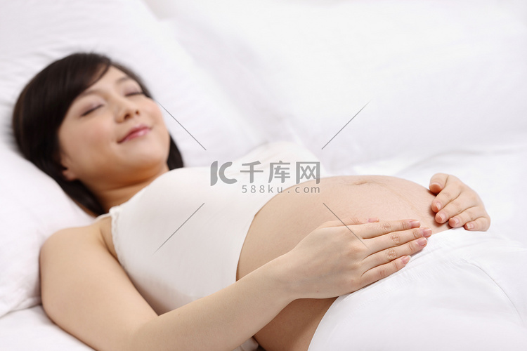 孕妇躺在床上睡觉