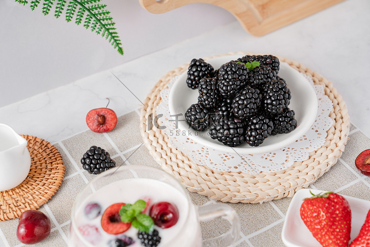 黑莓车厘子草莓酸奶水果美食摄影