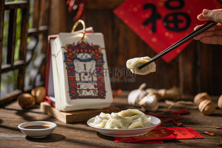 过年白天餐饮室内筷子夹饺子水饺