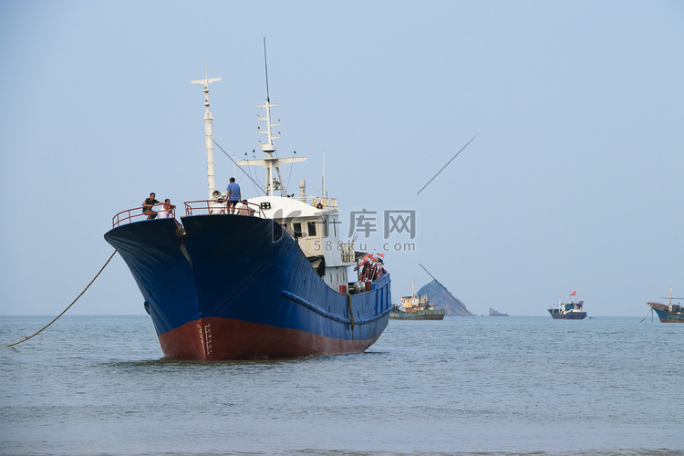 海上渔船白天轮船海洋无摄影图配