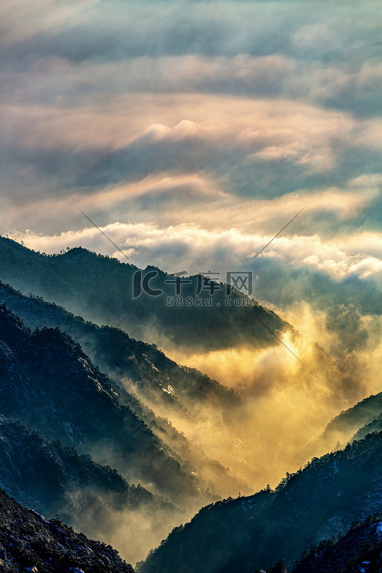 冬日旅行早晨雪山山区飘动摄影图