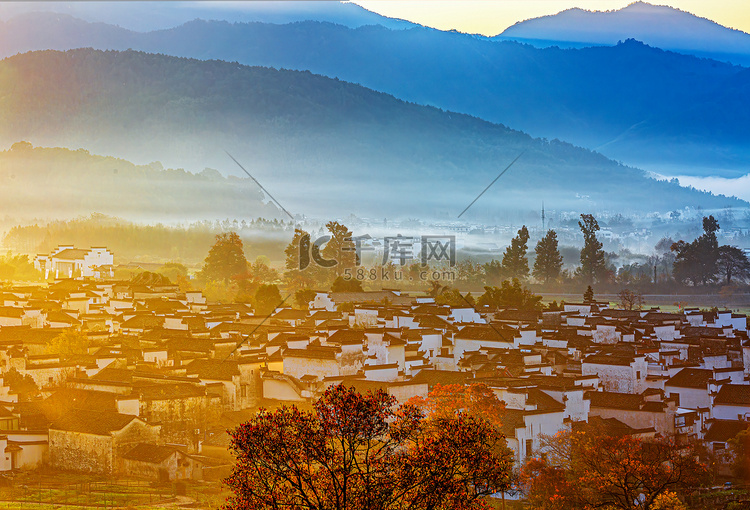 秋天白昼村庄山区飘动摄影图配图