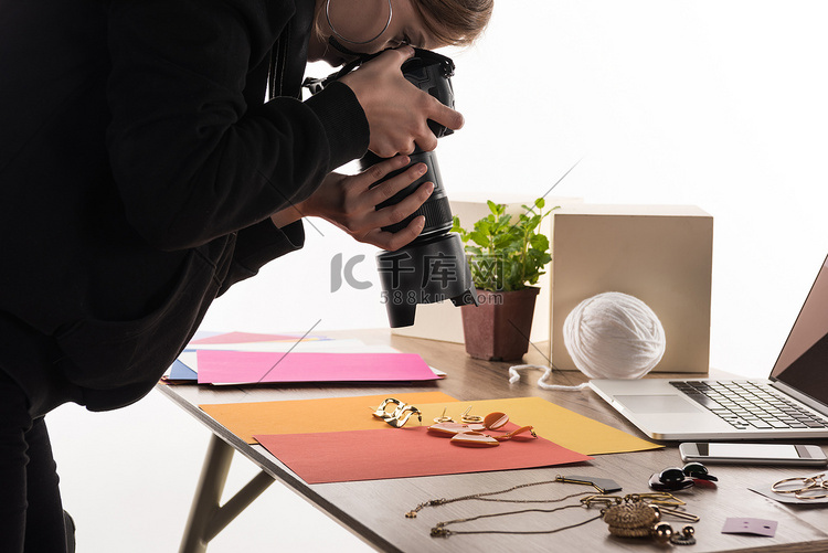 摄影师用植物和配件拍照，用相机
