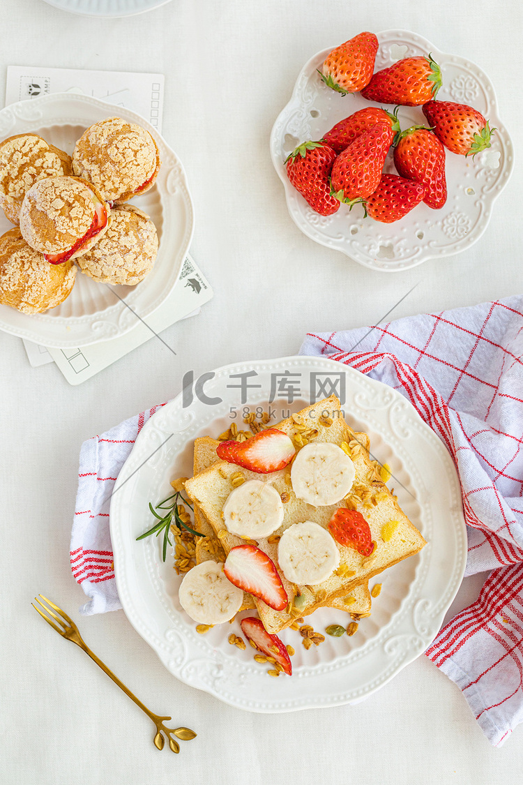 美食白天早上三明治泡芙草莓餐桌