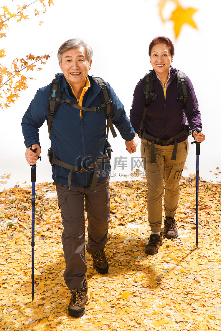 老年夫妇徒步旅行