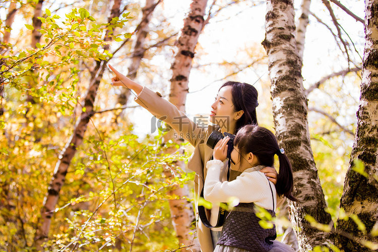 秋季人像家庭妈妈和女儿秋天景色