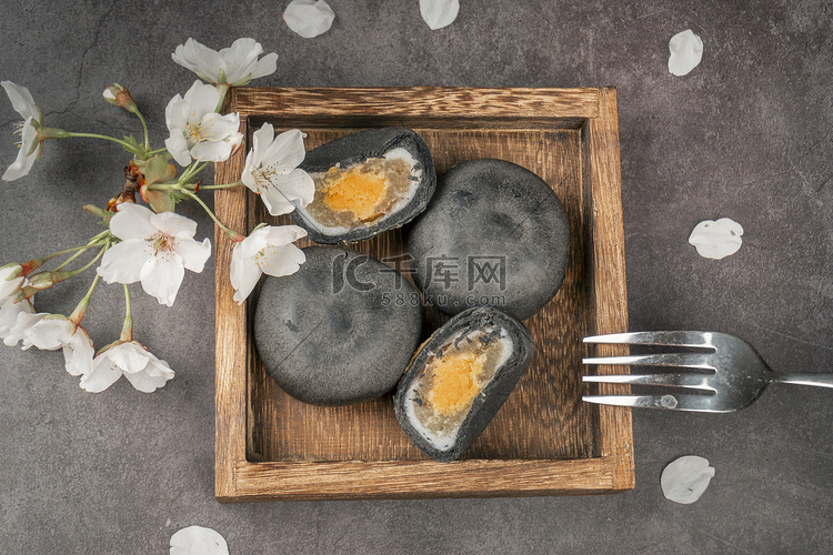 美味特色食品黑色蛋黄酥摄影图配