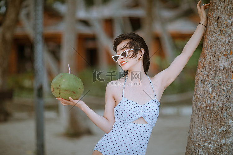 人物夏天美女椰树林看椰子摄影图