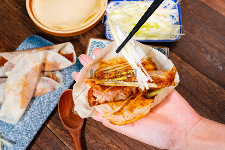 鸭子美食早上北京烤鸭室内卷饼摄