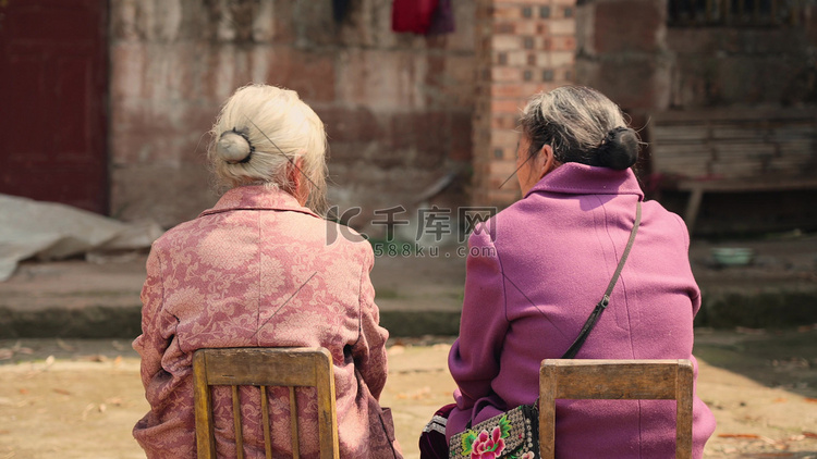 农村乡村老年人午后聊天交流背影