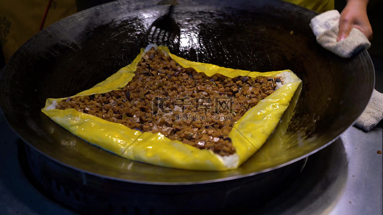 武汉特色美食过早三鲜豆皮制作餐