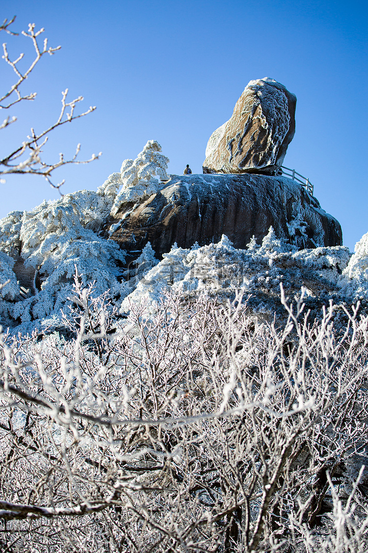 冬日旅游清晨岩石山区摇动摄影图