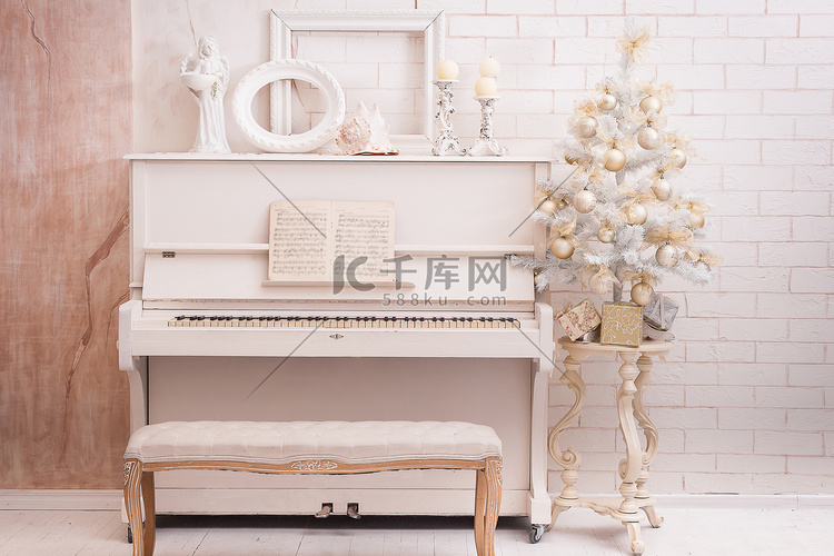 Ney 年装饰。圣诞树近白色的钢琴