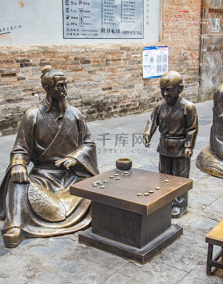 景观中午贵州镇远古城下棋人物雕