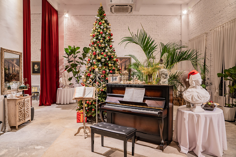 圣诞节的咖啡厅室内钢琴室内静物
